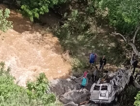 606b8d7e-0dc4-46fa-8e18-e5fb4b13146b Mediante operativo aéreo, Bomberos de Oaxaca buscan a persona desaparecida en San Luis Amatlán