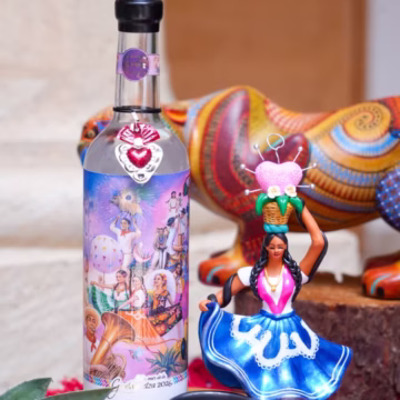 Presentan botella de mezcal conmemorativa de la Guelaguetza 2026