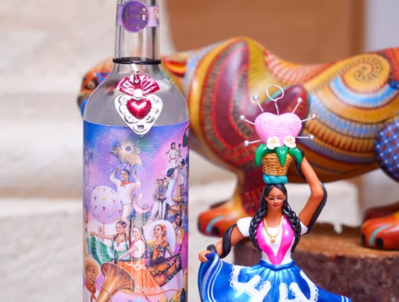 Presentan botella de mezcal conmemorativa de la Guelaguetza 2026