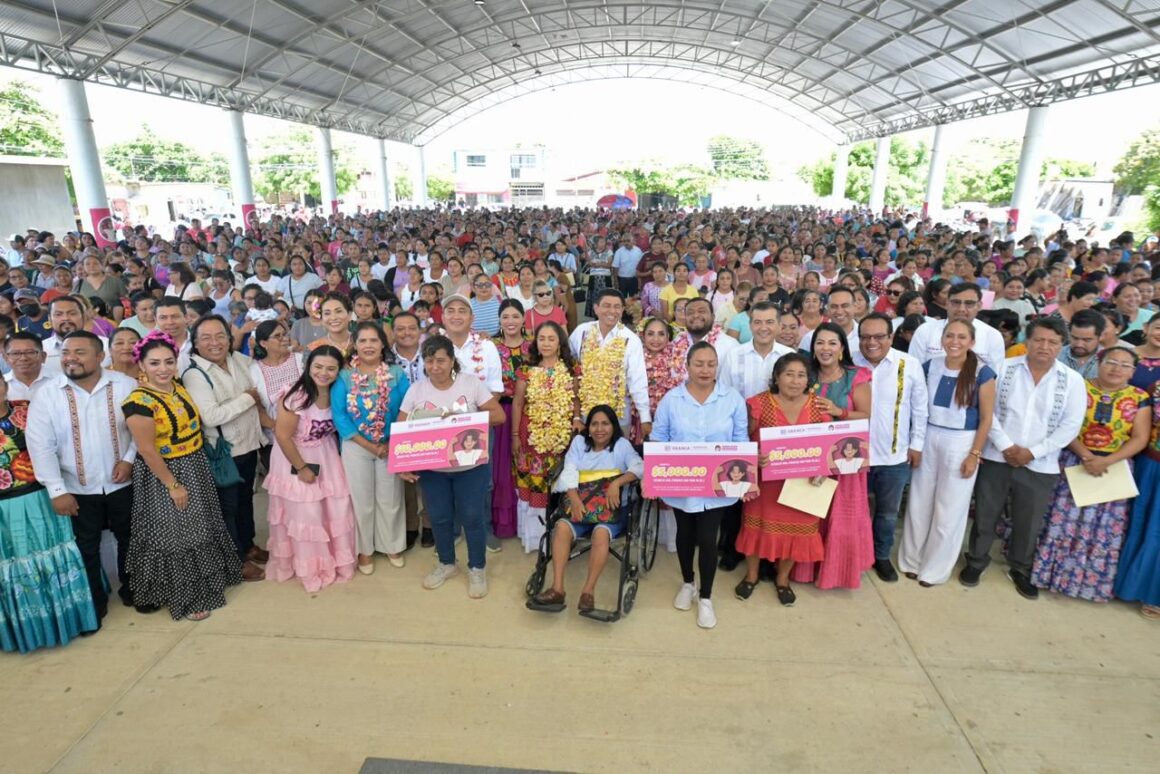 Otorga Salomón Jara apoyos a mujeres emprendedoras y personas trabajadoras del campo en el Istmo de Tehuantepec