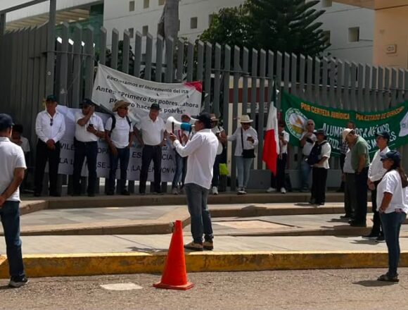 Jubilados de la CFE se manifiestan en el Congreso de Oaxaca para exigir freno a la retroactividad en reforma de pensiones