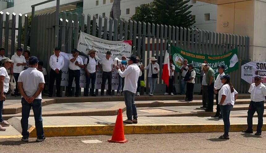 Jubilados de la CFE se manifiestan en el Congreso de Oaxaca para exigir freno a la retroactividad en reforma de pensiones