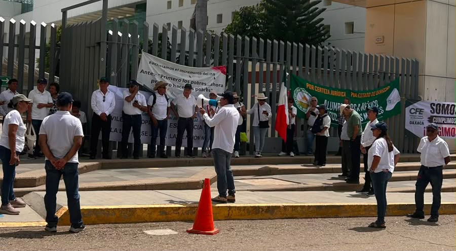 WhatsApp Image 2026-07-14 at 12.03.12 PM Jubilados de la CFE se manifiestan en el Congreso de Oaxaca para exigir freno a la retroactividad en reforma de pensiones