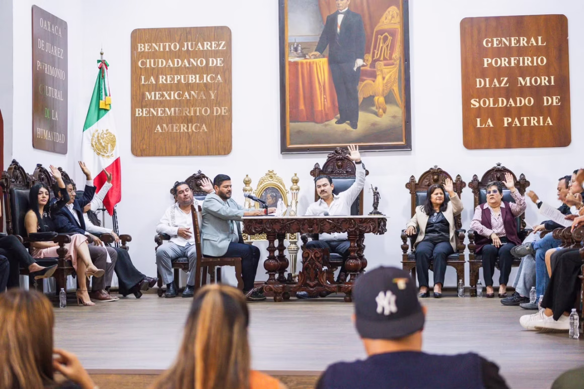 Ray Chagoya invita a los Diálogos Vecinales y refuerza acciones para una Guelaguetza segura