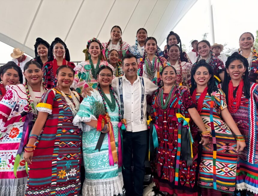 WhatsApp Image 2026-07-17 at 1.00.42 PM Destaca el senador Luis Alfonso Silva Romo la riqueza cultural de la Guelaguetza y los avances en infraestructura para Oaxaca