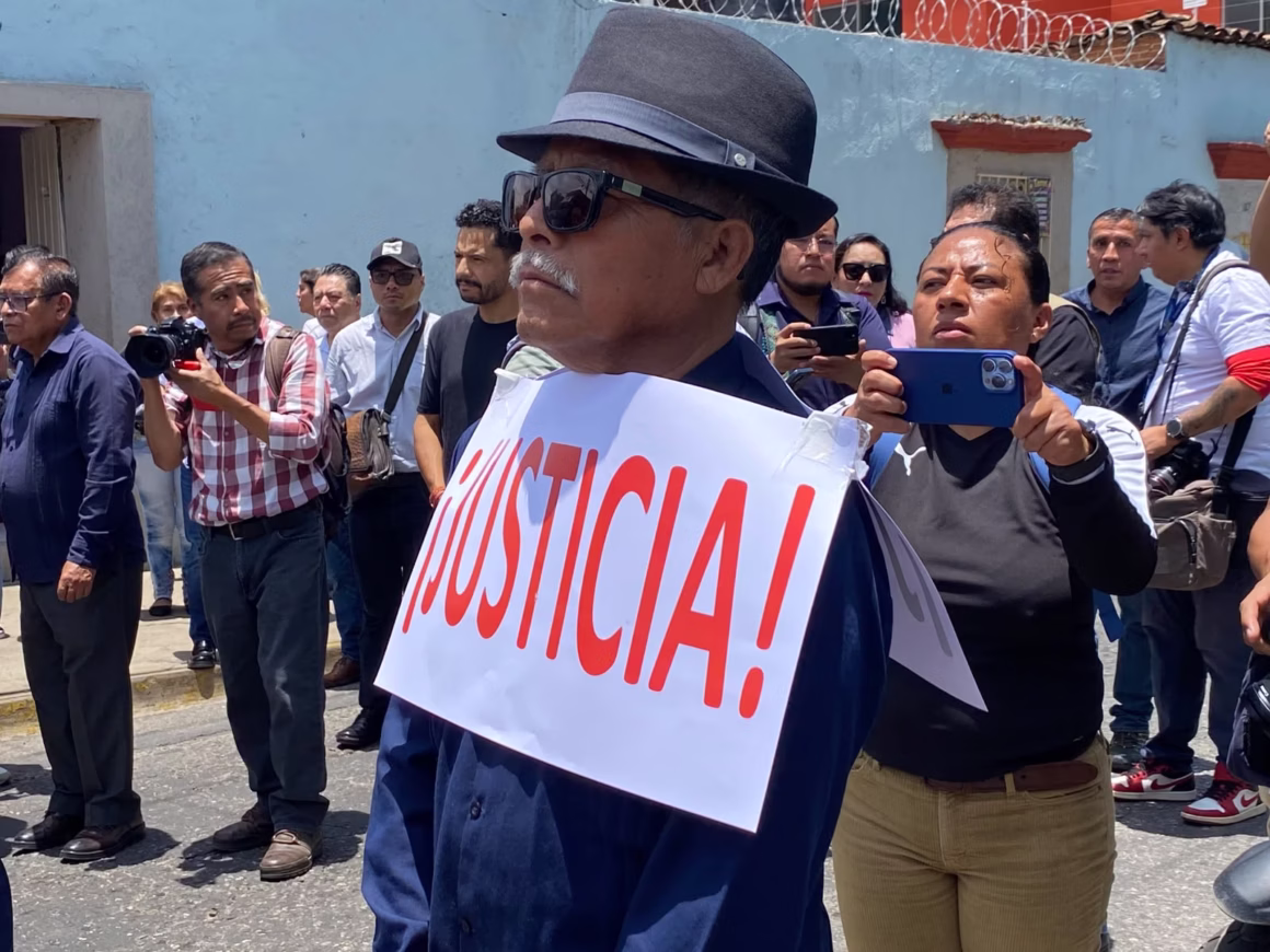 Entre aplausos, lágrimas e indignación, el gremio periodístico despide a Alejandro Leyva y exige romper el ciclo de impunidad