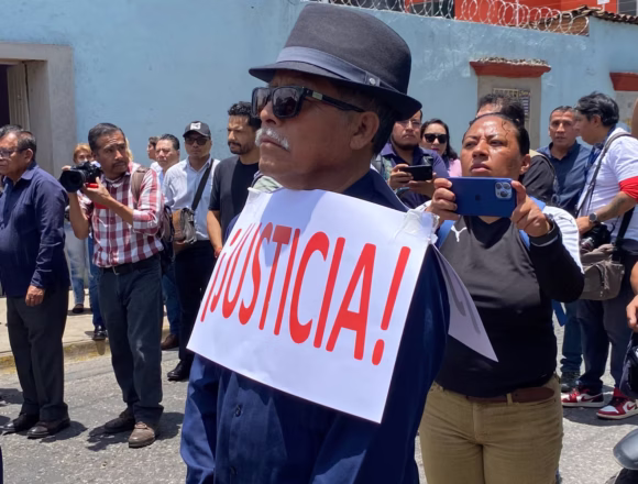 Entre aplausos, lágrimas e indignación, el gremio periodístico despide a Alejandro Leyva y exige romper el ciclo de impunidad