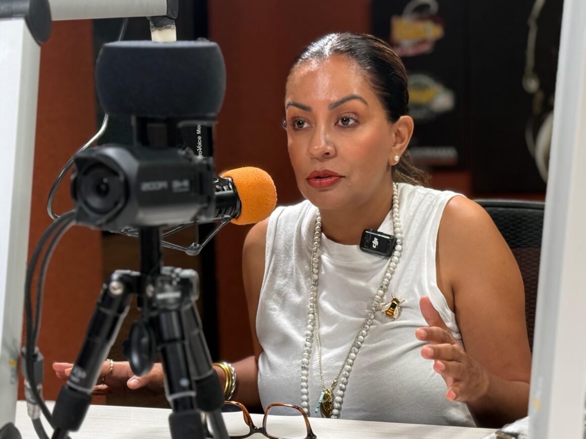 Mariana Benítez pide un debate con expertos antes de regular redes sociales y uso de celulares en escuelas