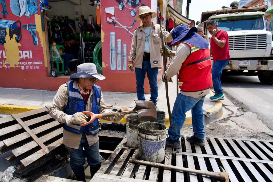 Refuerza Gobierno de Oaxaca limpieza de drenaje pluvial en el Centro Histórico de la ciudad capital