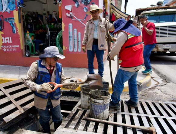 Refuerza Gobierno de Oaxaca limpieza de drenaje pluvial en el Centro Histórico de la ciudad capital