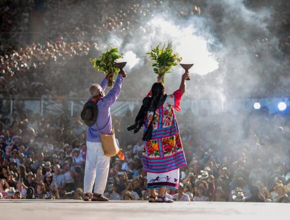 Con gran algarabía arranca la emisión vespertina del Primer Lunes del Cerro de la Guelaguetza 2026