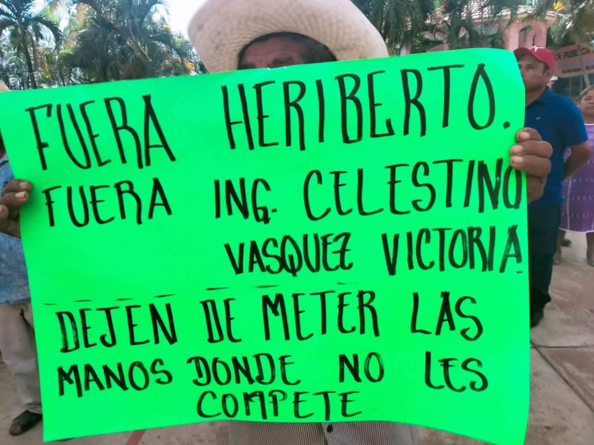 FB_IMG_1785962419163 Habitantes de San Pedro Amuzgos protestan por el presunto intento de apropiación de tierras de uso común.