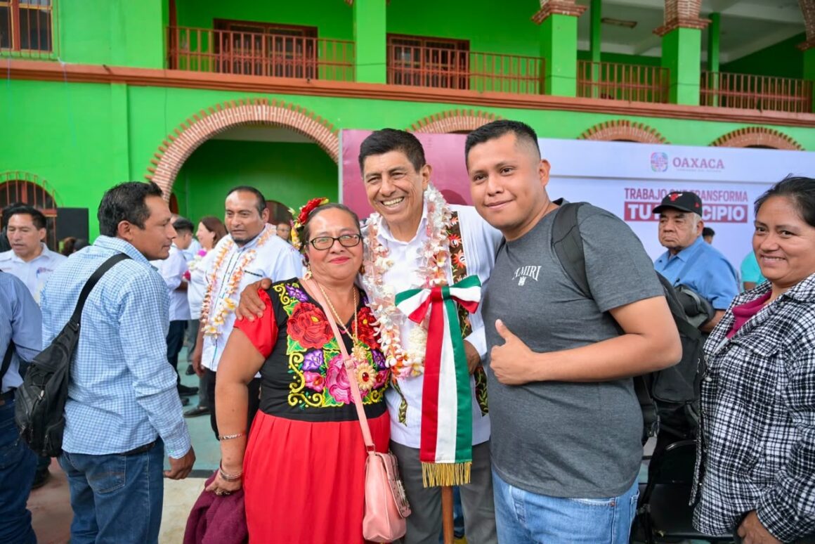 38b737ab-093b-43c5-9bdd-f9a8e000b97f Cumple Gobernador de Oaxaca con rehabilitación de carretera de Santa María Ecatepec