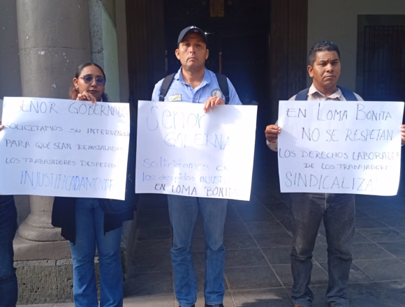 Trabajadores despedidos de Loma Bonita protestan en el Zócalo de Oaxaca.