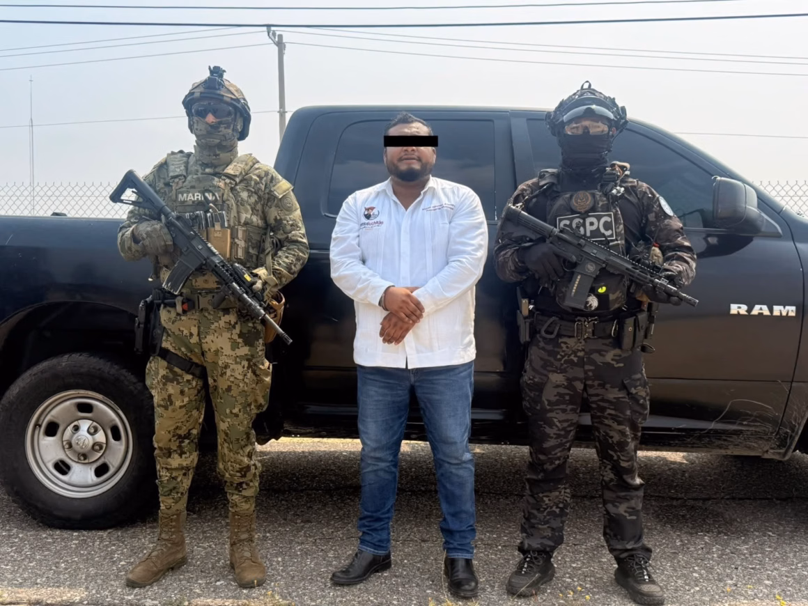 Detienen al edil de Juchitán y a “La Parca”; Harfuch los vincula con estructura dedicada a extorsión y otros delitos
