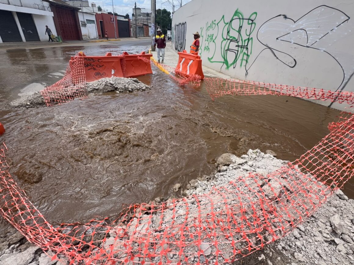 Realizan CEABIEN y SOAPA prueba hidrostática en la línea de conducción de 12 pulgadas en Avenida Montoya, San Martín Mexicapam