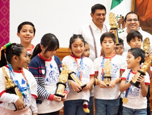 WhatsApp-Image-2026-08-17-at-14.04.53 Reconoce Gobierno estatal a niñas y niños que pusieron en alto a Oaxaca en concurso internacional de aritmética