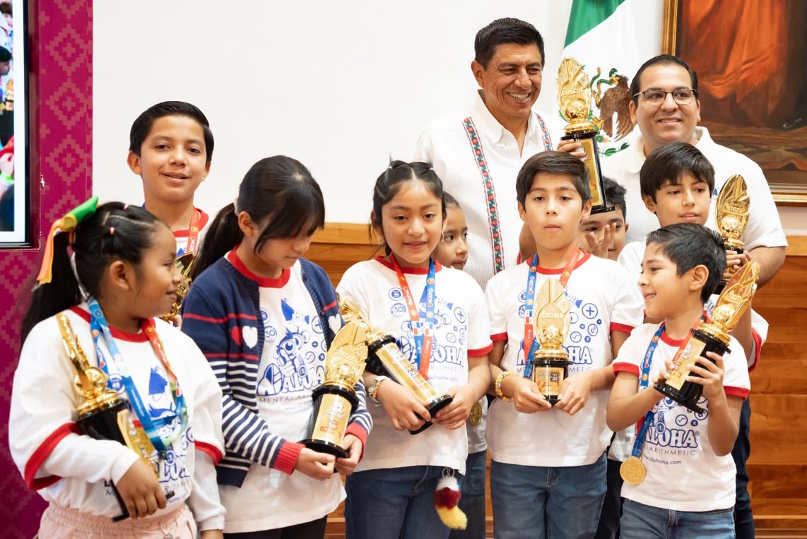 WhatsApp-Image-2026-08-17-at-14.04.53 Reconoce Gobierno estatal a niñas y niños que pusieron en alto a Oaxaca en concurso internacional de aritmética