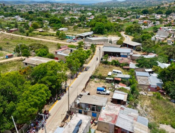 Con pavimentación de calles, transforma Salomón Jara a San Francisco Telixtlahuaca