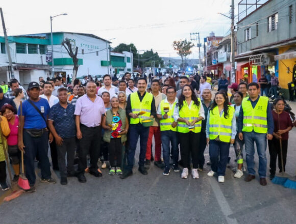 img-IGplYD Con tequio, comerciantes, vecinas, vecinos y autoridades mejoran la imagen de la Central de Abasto