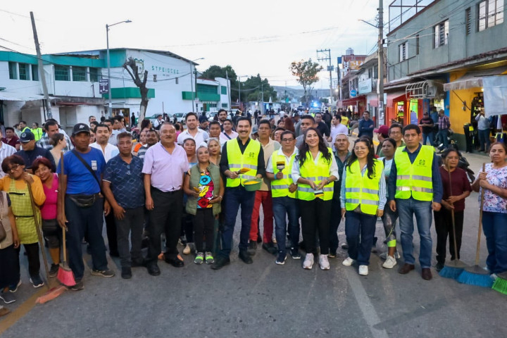 img-IGplYD Con tequio, comerciantes, vecinas, vecinos y autoridades mejoran la imagen de la Central de Abasto
