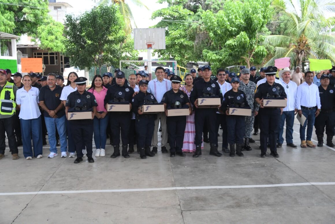 Entrega Salomón Jara uniformes a policías municipales de la Costa para mejorar su operatividad