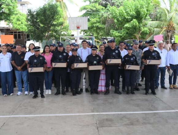 3c634e18-8b91-46e5-8fbe-077ed9fecea8 Entrega Salomón Jara uniformes a policías municipales de la Costa para mejorar su operatividad
